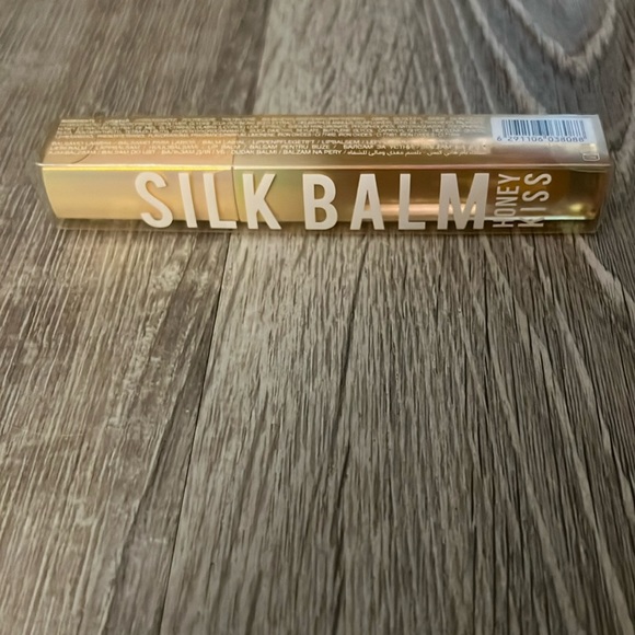 Huda Beauty Silk Balm Honey Kiss Plumping Lip Balm - Picture 2 of 10